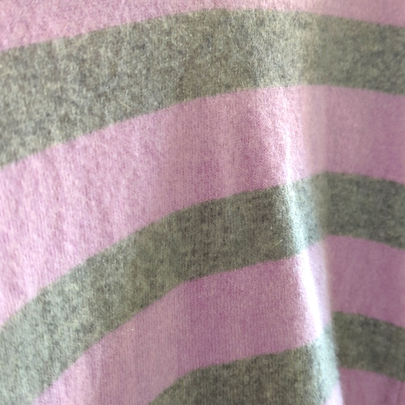 Lord & Taylor 100% Cashmere V-neck purple and gray sweater medium - Picture 4 of 6